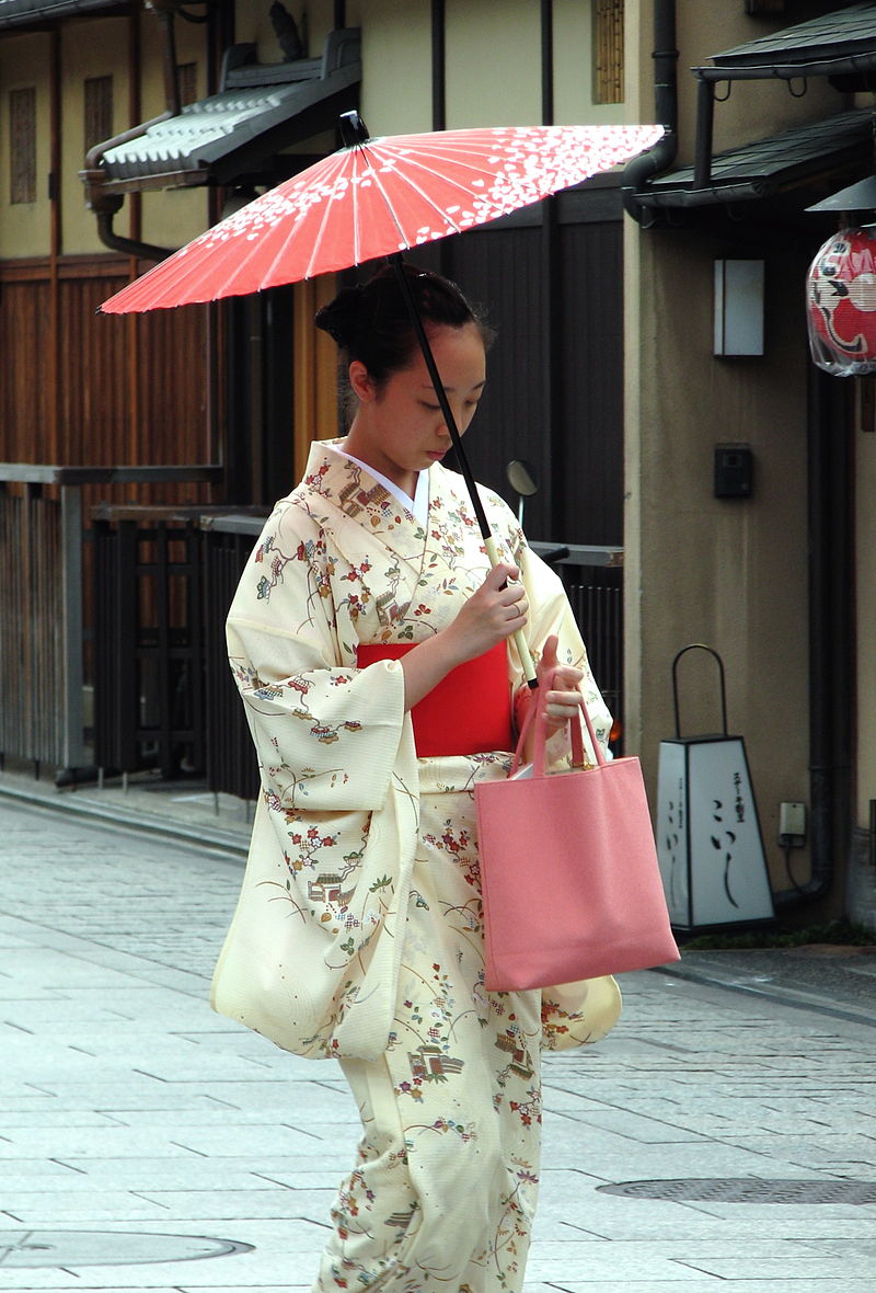 800px-Kimono_lady_at_Gion,_Kyoto