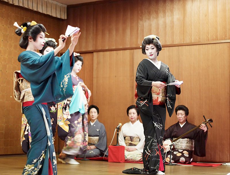 800px-Niigata_geisha_dancing2